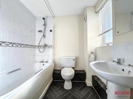 2 bedroom Apartment for sale in Lloyd Close, Cheltenham, GL51