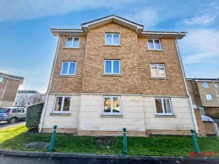 2 bedroom Apartment for sale in Lloyd Close, Cheltenham, GL51