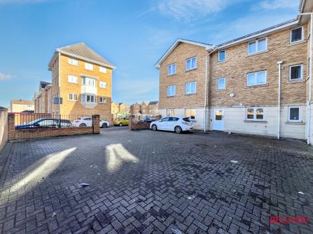 2 bedroom Apartment for sale in Lloyd Close, Cheltenham, GL51