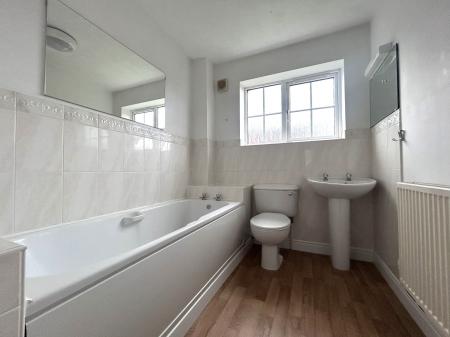 3 bedroom Detached house to let in Honeysuckle Way, Bishops Cleeve, GL52