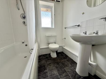 2 bedroom Apartment to let in Cassin Drive, Cheltenham, GL51