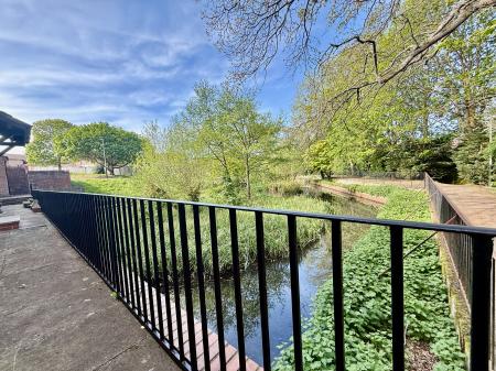 2 bedroom Flat to let in King George Close, Charlton Kings, Cheltenham, GL53