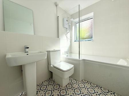 2 bedroom Flat to let in King George Close, Charlton Kings, Cheltenham, GL53