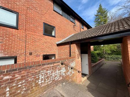 2 bedroom Flat to let in King George Close, Charlton Kings, Cheltenham, GL53