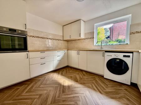 2 bedroom Flat to let in King George Close, Charlton Kings, Cheltenham, GL53