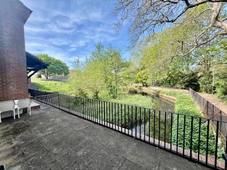 2 bedroom Flat to let in King George Close, Charlton Kings, Cheltenham, GL53