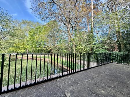 2 bedroom Flat to let in King George Close, Charlton Kings, Cheltenham, GL53