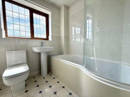 3 bedroom Detached house to let in Everest Road, Leckhampton, Cheltenham, GL53