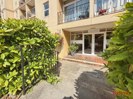 2 bedroom Flat to let in Lansdown Road, Lansdown, Cheltenham, GL50
