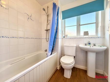 4 bedroom Terraced House for sale in Kingfisher Drive, Cheltenham, GL51