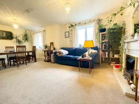 2 bedroom Flat to let in Lloyd Close, Cheltenham, GL51