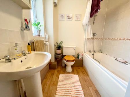 2 bedroom Flat to let in Lloyd Close, Cheltenham, GL51