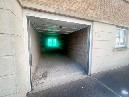 2 bedroom Flat to let in Lloyd Close, Cheltenham, GL51