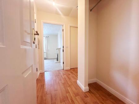 2 bedroom Flat to let in Lloyd Close, Cheltenham, GL51