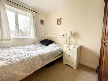 2 bedroom Flat to let in Lloyd Close, Cheltenham, GL51