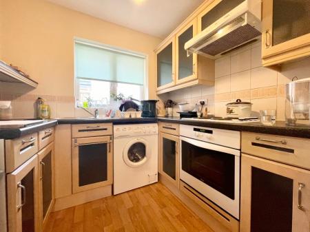 2 bedroom Flat to let in Lloyd Close, Cheltenham, GL51
