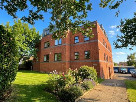 2 bedroom Flat to let in 130 Hales Road, Cheltenham, GL52