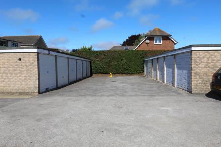 2 bedroom Flat to let in Fairmile Road, Christchurch, BH23