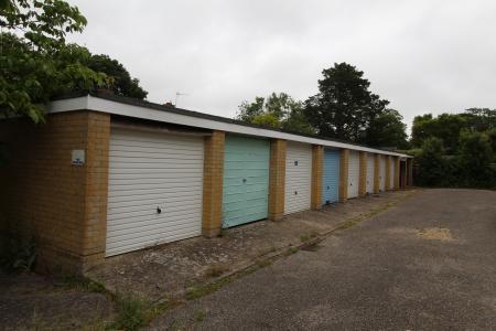 3 bedroom Terraced House to let in St Georges Close, Highcliffe, BH23