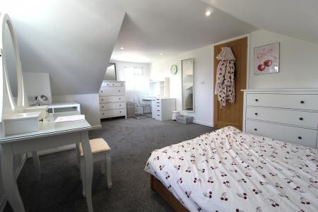 4 bedroom Detached house to let in The Grove, West Christchurch, Christchurch, BH23