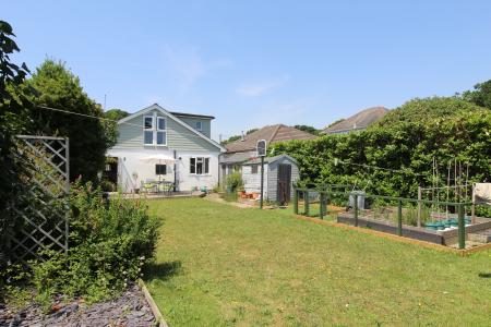 4 bedroom Detached house to let in The Grove, West Christchurch, Christchurch, BH23