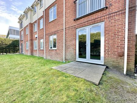 2 bedroom Flat to let in Newlands Road, Christchurch, BH23