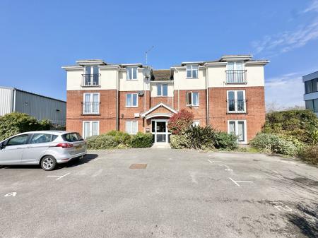 2 bedroom Flat to let in Newlands Road, Christchurch, BH23