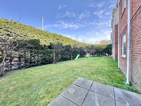 2 bedroom Flat to let in Newlands Road, Christchurch, BH23