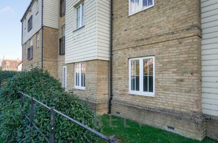 2 bedroom Flat to let in Weyland Drive, Off Winstree Road, Heathlands, Colchester, CO3