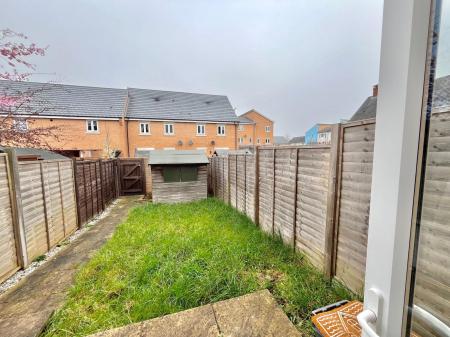 2 bedroom Terraced House to let in Hampton Court Close, Colchester, CO2