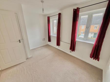 2 bedroom Terraced House to let in Hampton Court Close, Colchester, CO2