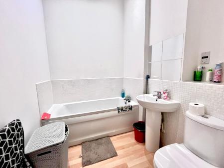 2 bedroom Flat to let in Circular Road South, Colchester, CO2