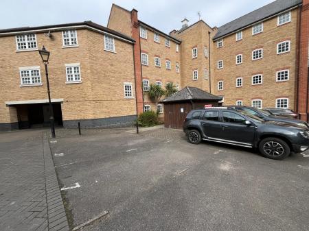 2 bedroom Flat to let in Albany Gardens, Colchester, CO2