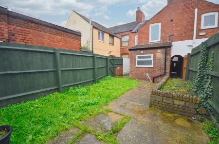 3 bedroom Terraced House for sale in Bath Road, Kettering, NN16