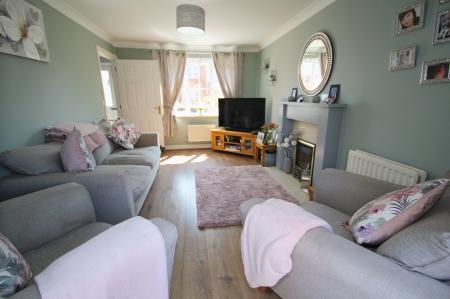 4 bedroom Detached house for sale in Ironwood Avenue, Desborough, NN14