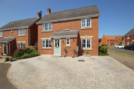 4 bedroom Detached house for sale in Ironwood Avenue, Desborough, NN14