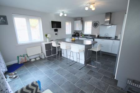 4 bedroom Detached house for sale in Ironwood Avenue, Desborough, NN14