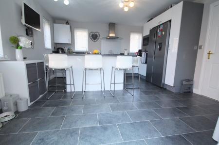 4 bedroom Detached house for sale in Ironwood Avenue, Desborough, NN14