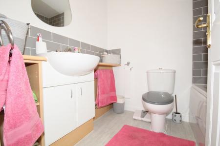 4 bedroom Detached house for sale in Ironwood Avenue, Desborough, NN14