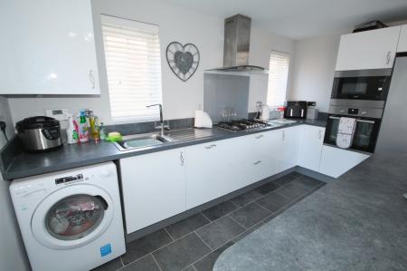 4 bedroom Detached house for sale in Ironwood Avenue, Desborough, NN14