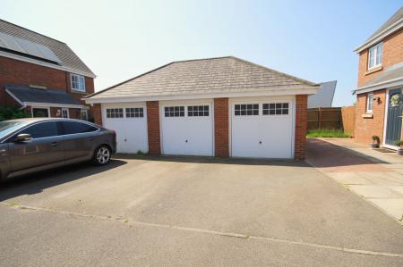 4 bedroom Detached house for sale in Ironwood Avenue, Desborough, NN14