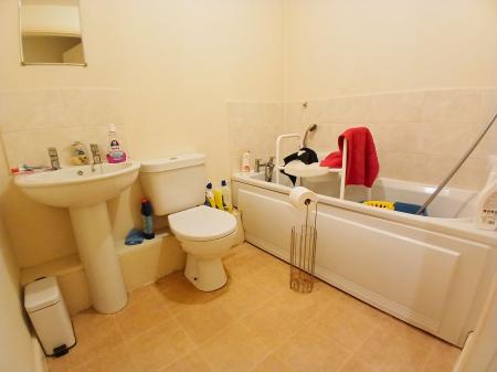 2 bedroom Flat for sale in Isabelle Court, Rothwell Road, Kettering, NN16