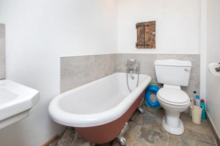 4 bedroom Cottage for sale in High Street, Stanion, NN14