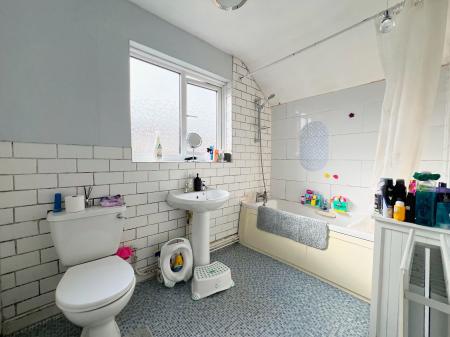 3 bedroom Terraced House for sale in Gordon Street, Kettering, NN16