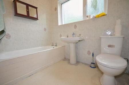 3 bedroom Terraced House for sale in St. Peters Avenue, Kettering, NN16