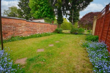 3 bedroom Terraced House for sale in St. Peters Avenue, Kettering, NN16