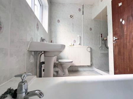 3 bedroom Terraced House for sale in St. Peters Avenue, Kettering, NN16