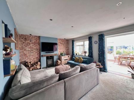 3 bedroom End of terrace house for sale in Doris Road, Kettering, NN16