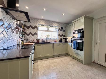3 bedroom End of terrace house for sale in Doris Road, Kettering, NN16