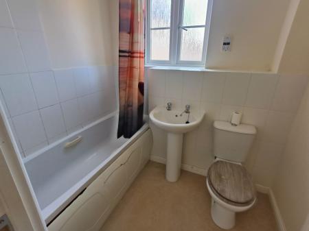 2 bedroom Flat to let in Chequers Close, Oakley Vale, Corby, NN18